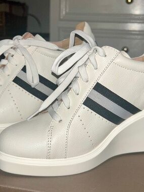 Fashion wedged sneaker